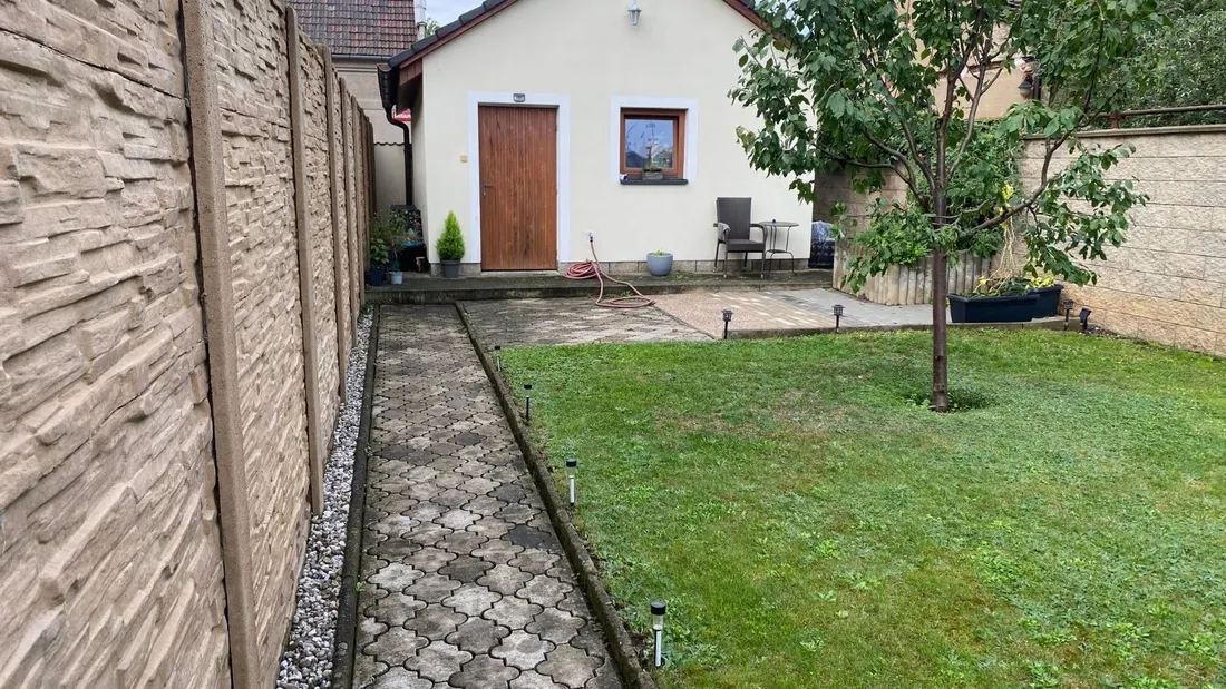 Ukázka dlažby před čištěním