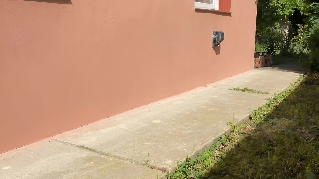 Ukázka dlažby před čištěním
